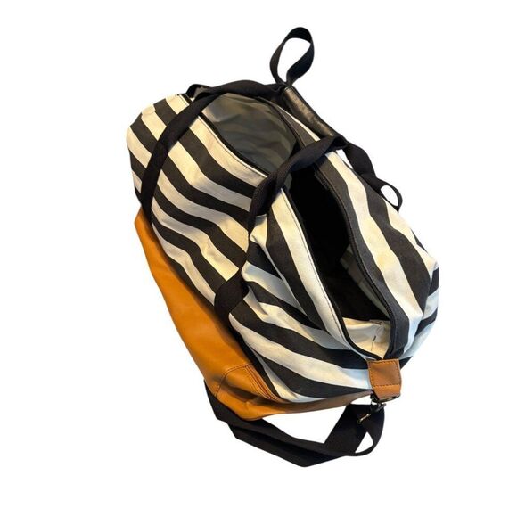 Striped DSW Canvas & Faux Leather Weekend Duffle Bag With Zipper Pocket - Picture 11 of 12